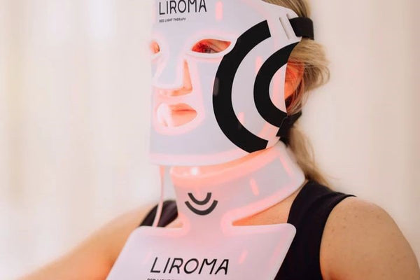 Vrouw draagt een oplichtend Liroma led-gezichtsmasker met halsstuk voor led therapie