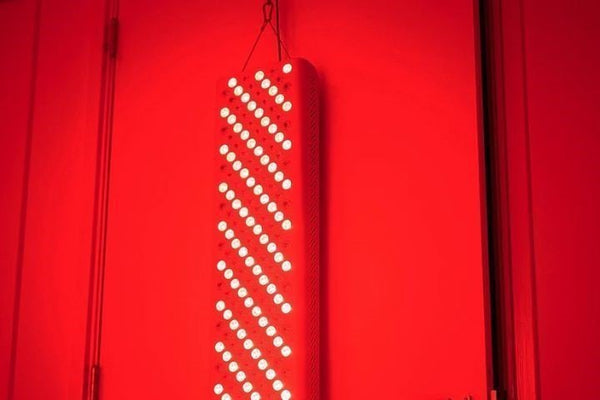 Rood licht lamp als paneel aan de muur, met brandende leds die de kamer rood verlichten