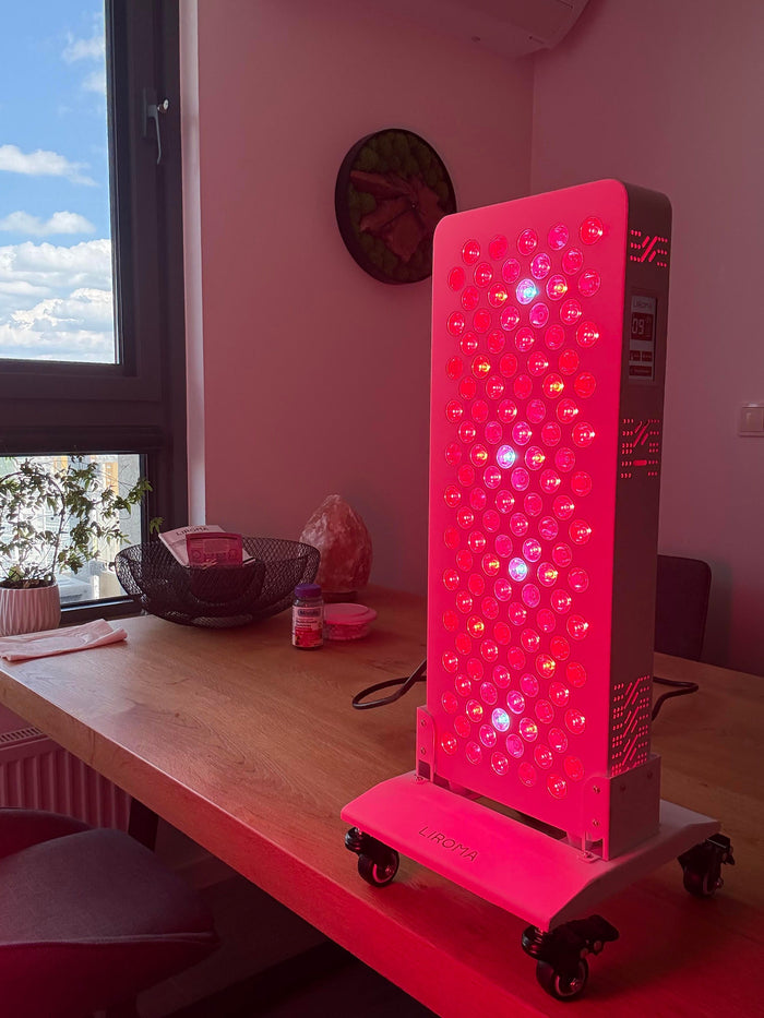 Brandend rood licht therapie paneel op een eettafel in de woonkamer