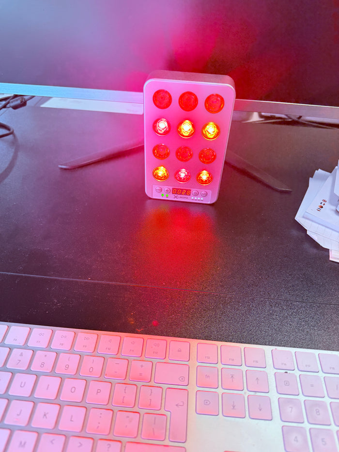 Compacte rood licht lamp brandend op een bureau