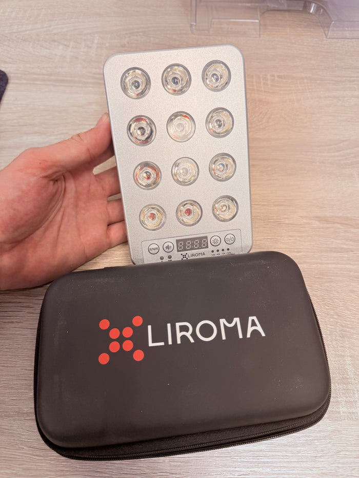 Compacte rood licht lamp in de hand boven de Liroma opbergtas