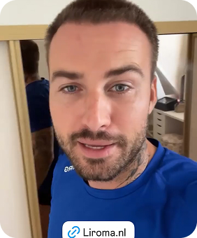 Man in blauw shirt vertelt in een video over zijn ervaring met Liroma roodlichttherapie