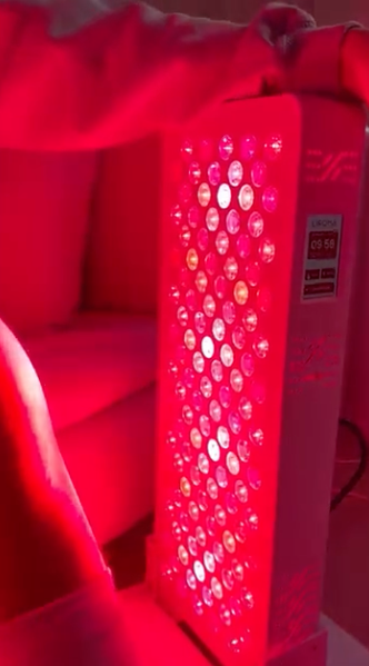 Brandende rood licht therapie lamp naast een bank in de woonkamer