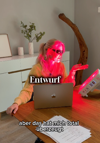 Vrouw met beschermbril werkt aan haar laptop naast een klein Liroma paneel op tafel