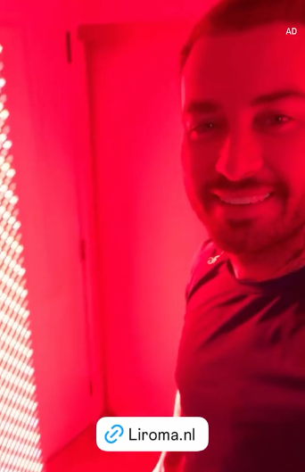 Man tijdens een sessie rood licht therapie