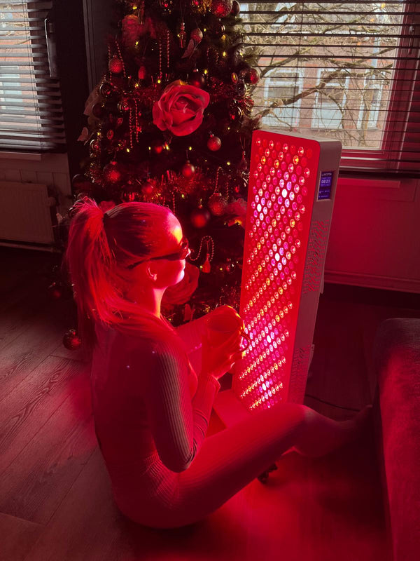 Vrouw voor een brandende rood licht lamp in de woonkamer