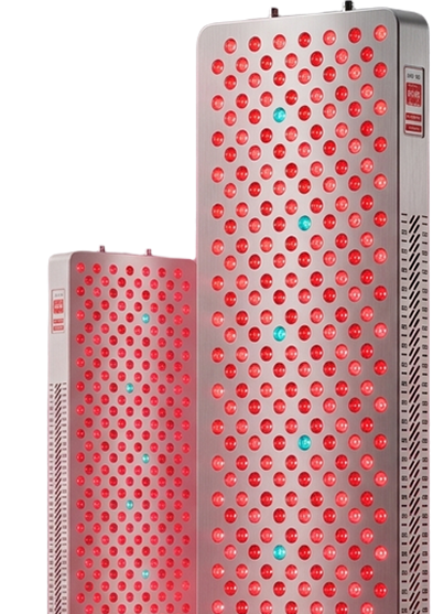 Twee Liroma roodlichttherapie panelen in verschillende maten naast elkaar met brandende leds