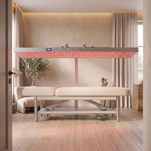 Liroma Ultra rood licht therapie paneel boven een massagebank in een behandelruimte