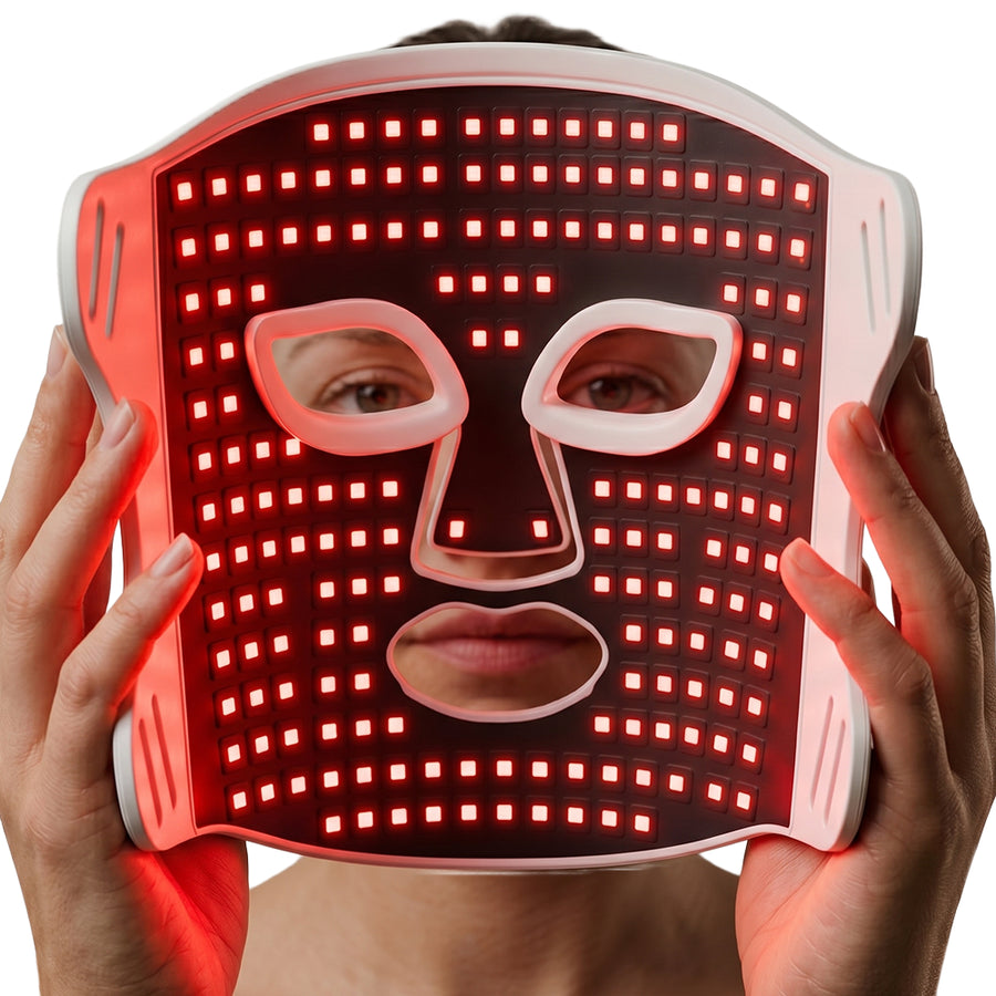 Persoon houdt het Liroma GLOW LED masker met rood oplichtende leds voor het gezicht