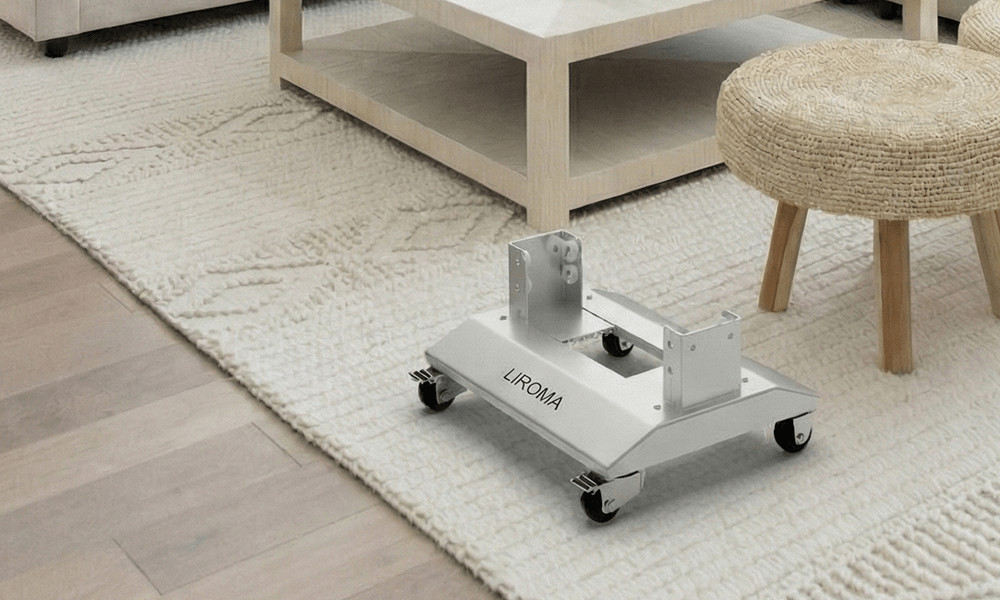 Vloerstandaard zonder paneel op een vloerkleed in een woonkamer bij een salontafel