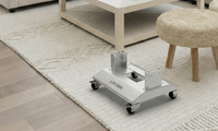 Vloerstandaard zonder paneel op een vloerkleed in een woonkamer bij een salontafel